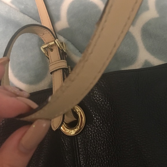 LEATHER MICHAEL KORS BAG LIGHTLY USED - Picture 2 of 6